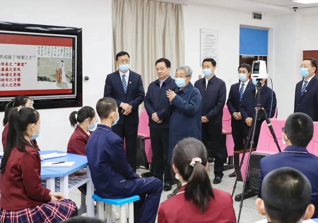 奧威亞在新疆丨兵團(tuán)一中這節(jié)遠(yuǎn)程互動(dòng)課，陳寶生部長高度贊譽(yù)